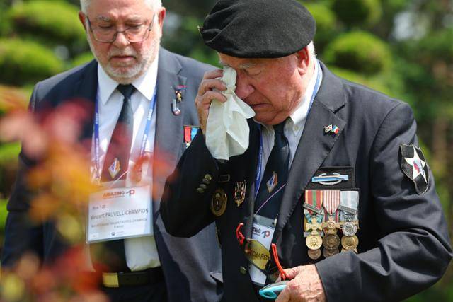 2023년 7월 27일 부산 남구 유엔기념공원에서 프랑스 참전용사가 전우의 묘역에 헌화한 뒤 눈물을 닦고 있다. 연합뉴스