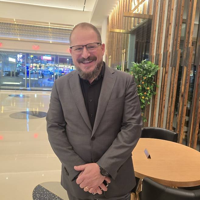 크리스티아노 아몬 퀄컴 CEO가 미국 라스베이거스에서 열리고 있는 CES 2026에서 기자를 만나 삼성전자 파운드리사업부와의 2나노 칩 협력에 대해 설명하고 있다. /사진=강해령 기자