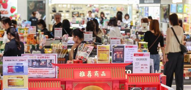 서울 중구 롯데면세점에서 중국인들이 쇼핑을 하고 있다. 사진=임형택 기자