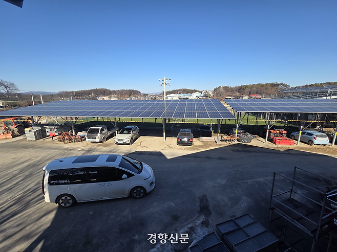 경기 여주시 구양리 마을 체육시설에 설치된 태양광 발전소의 모습. 김태희 기자