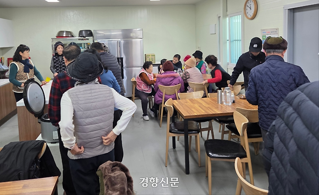 지난다 31일 경기 여주시 구양리 새마을식당에 모인 주민들이 식사를 하고 있다. 김태희기자