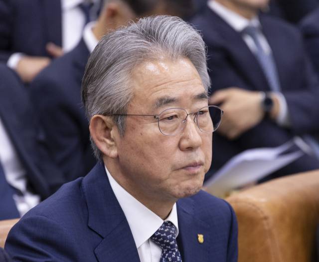 강호동 농협중앙회 회장이 지난해 10월 28일 국회에서 열린 2025년도 농림축산식품해양수산위원회 종합 국정감사에 출석해 의원 질의를 듣고 있다. 연합뉴스