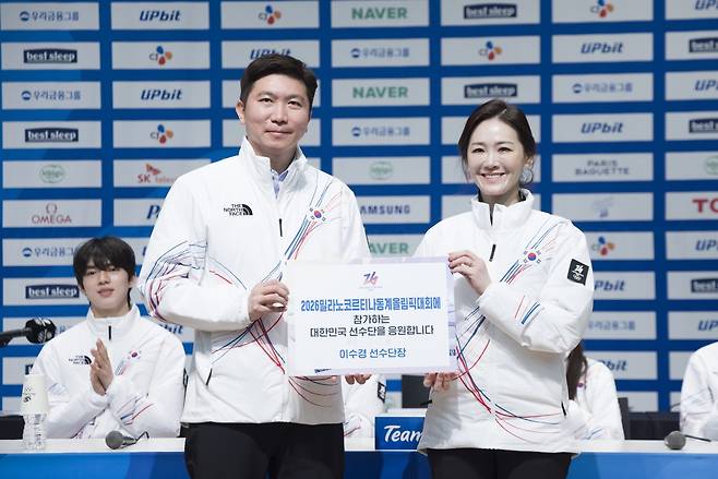 유승민 대한체육회장(왼쪽)과 이수경 밀라노올림픽 선수단장이 7일 진천선수촌에서 열린 밀라노동계올림픽 미디어데이에서 선수들에게 격려금을 전달하고 있다. 진천|뉴시스