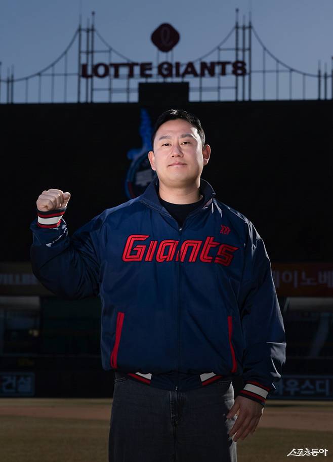 김상수가 8일 사직구장에서 롯데와 FA 계약을 맺은 뒤 기념 촬영하고 있다. 사진제공|롯데 자이언츠