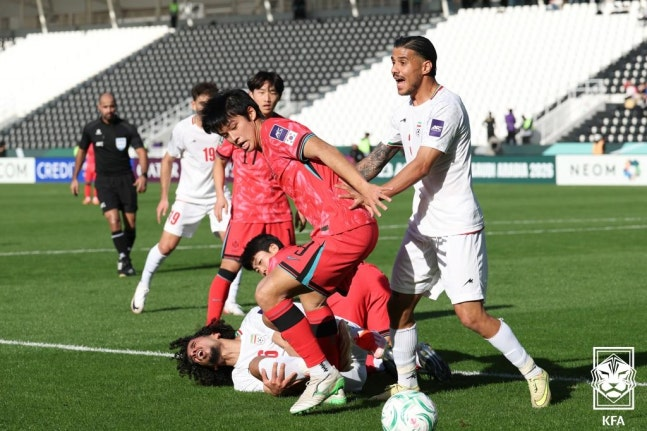 U-23 축구대표팀 선수들이 7일 이란전에서 볼 경합을 하고 있다. 대한축구협회 제공