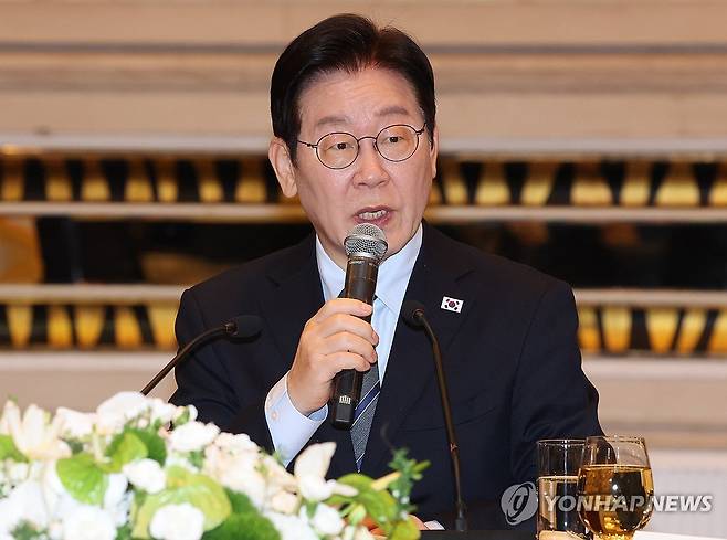 답변하는 이재명 대통령 (상하이=연합뉴스) 한상균 기자 = 중국을 국빈방문 중인 이재명 대통령이 7일 상하이의 한 호텔에서 열린 순방 기자단 오찬 간담회에서 취재진 질문에 답하고 있다. 2026.1.7 xyz@yna.co.kr