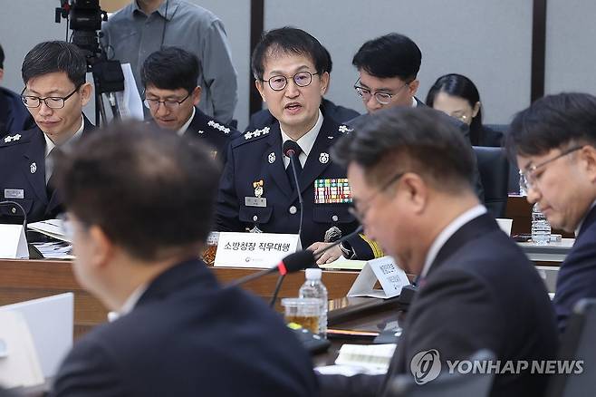 업무보고 하는 김승룡 소방청장 직무대행 (세종=연합뉴스) 김주성 기자 = 김승룡 소방청장 직무대행이 8일 정부세종청사에서 열린 행정안전부 산하기관 업무보고에서 윤호중 장관에게 보고하고 있다. 2026.1.8 utzza@yna.co.kr