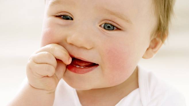 의사소통이 어려운 아기. 한포진 발생 시 손을 빠는 것과 같은 작은 신호를 잘 읽어야 한다|출처: 클립아트코리아