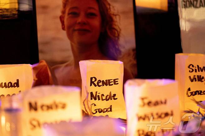 8일(현지시간) 미 워싱턴주 시애틀에서 이민세관단속국(ICE) 요원의 총격으로 숨진 르네 니콜 굿(37)의 추모 집회가 열린 가운데, 르네의 사진이 ICE 요원들에게 살해되거나 구금 중 숨진 사람들의 이름이 적힌 촛불들 옆에 놓여 있다. 2025.01.08. ⓒ 로이터=뉴스1 ⓒ News1 윤다정 기자