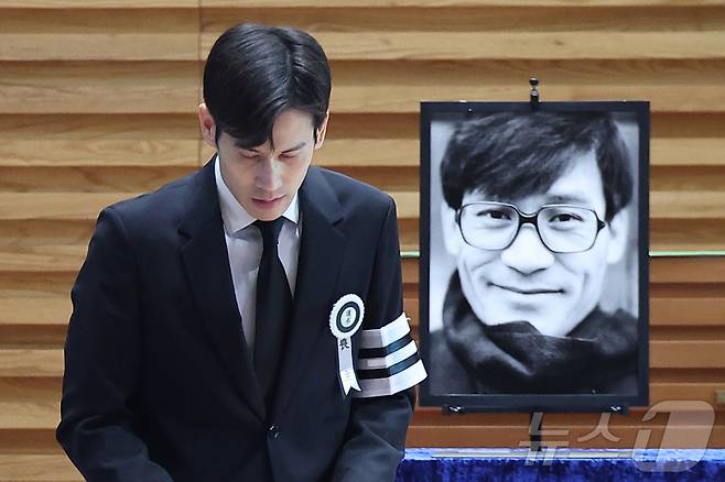 고 안성기 영결식이 9일 오전 서울 중구 명동성당에서 열렸다. 고인의 아들 안다빈씨가 인사말을 마치고 자리로 돌아가고 있다. (공동취재) 2026.1.9/뉴스1 ⓒ News1 권현진 기자