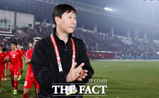 '박항서 매직'에 이어 베트남 축구계에 한국인 지도자 열풍을 일으키고 있는 김상식 감독./베트남축구연맹 SNS