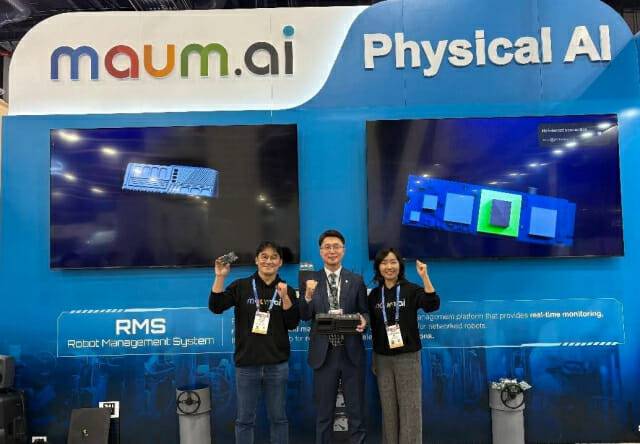 류제명 과기정통부 차관(가운데)이 마음AI 부스를 찾아 파이팅을 하며 유태준 대표(맨 왼쪽)와 손병희 연구소장을 격려했다.