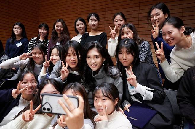 두을장학재단 '2026년 장학증서 수여식'에서 이부진 이사장과 신규 장학생이 기념 촬영을 하고 있다. 두을장학재단 제공.