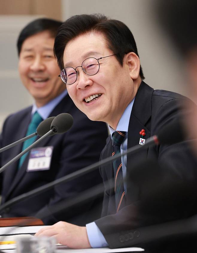 집권 2년차를 맞이한 이재명 정부가 올해 경제대도약, 성장률 2% 달성을 위해 역대 최대인 800조원에 이르는 재정을 쏟아붓는다. 사진은 지난달 K-반도체 비전과 육성전략 보고회에서 발언하는 이재명 대통령과 구윤철 부총리 겸 기획재정부 장관. 대통령실통신사진기자단