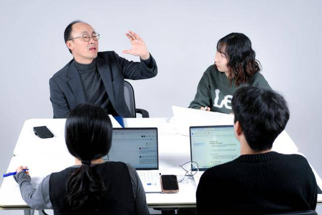 이상헌(윗줄 왼쪽) 국제노동기구(ILO) 고용정책국장이 지난달 18일 서울 중구 한국일보사에서 인턴기자 3인과 인터뷰하고 있다. 이 국장 시계 방향으로 황은서·김태현·박지연 인턴기자. 임지훈 인턴기자