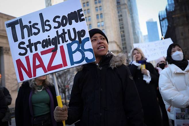 현지시간 8일 미국 뉴욕에서 열린 반(反) 미국 이민세관집행국(ICE) 시위 행진에서 한 시위자가 뉴욕시의 강화된 이민 단속에 반대하는 피켓을 들고 있다. 로이터=연합뉴스