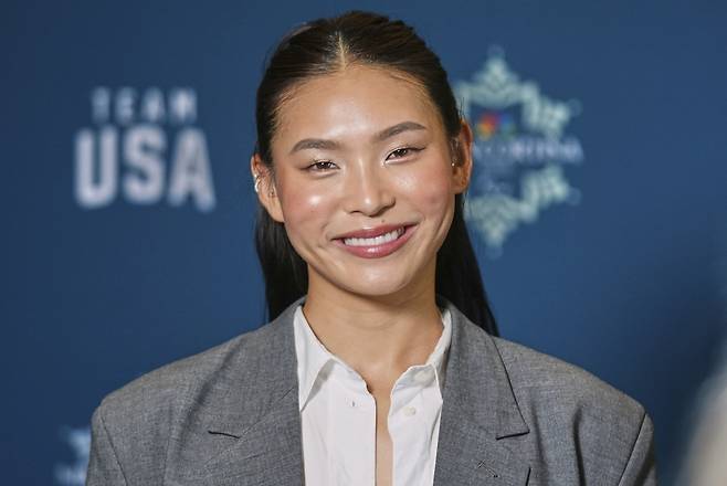 지난해 미국 올림픽위원회와 패럴림픽위원회가 합동으로 개최한 기자회견에 정장 차림으로 참석해 활짝 웃는 클로이 김. AP=연합뉴스