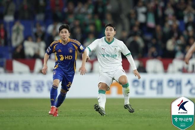 주민규(사진 오른쪽). 사진=한국프로축구연맹