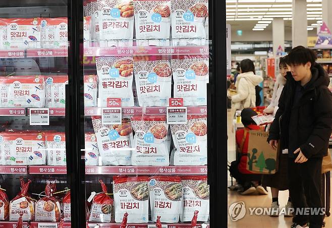 김치 수출입 '동반 최대' (서울=연합뉴스) 서명곤 기자 = 올해 김치 수출액이 역대 최대를 기록할 것으로 전망된다. 다만 동시에 김치 수입액도 1년 만에 최대치를 경신해 무역 적자가 더 커질 수 있다.
24일 관세청 수출입무역통계에 따르면 올해 김치 누적 수출 금액은 전달 기준으로 1억3천739만달러(약 1천950억원)로 작년 동기(1억3천467만달러) 대비 2% 늘었다.
김치 수입액은 1억5천946만달러(약 2천260억원)로 작년 동기(1억5천459만달러) 대비 3.1% 증가했다.
24일 서울 시내 한 대형마트에 진열된 김치. 2025.11.24 seephoto@yna.co.kr