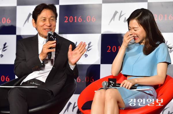 지난 2016년 영화 ‘사냥’ 제작보고회에 참석해 사회자의 질문에 답변하고 있는 안성기 배우. /경인일보DB
