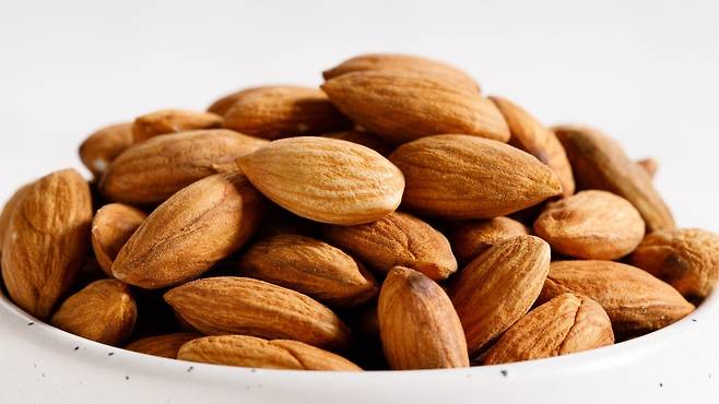 아몬드는 견과류 중에서도 비타민 E가 매우 풍부한 편이다 | 출처: 클립아트코리아