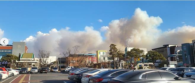 10일 오후 3시 14분께 경북 의성군 의성읍 비봉리 산에서 불이 나서 연기가 읍내로 확산하고 있다./연합뉴스