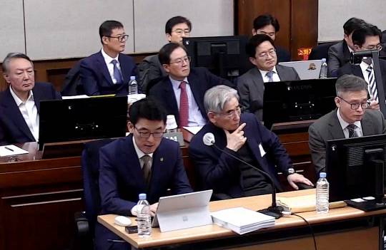 12·3 비상계엄 관련 내란 우두머리 혐의로 기소된 윤석열 전 대통령과 내란 중요임무 종사 혐의를 받는 김용현 전 국방부 장관 등 내란 관련자 8명이 9일 서초구 서울중앙지방법원 417호 형사대법정에서 열린 윤 전 대통령의 내란 우두머리 혐의, 김 전 장관을 비롯한 군·경 수뇌부 7명의 내란 중요임무 종사 혐의 등 사건의 결심 공판에 출석하고 있다. 연합뉴스