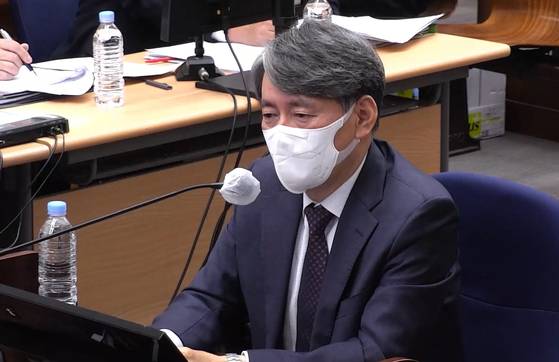 조지호 전 경찰청장이 지난달 24일 서울중앙지법에서 윤석열 전 대통령의 내란 우두머리 혐의 속행 공판에 증인으로 출석해 증언하고 있다. 서울중앙지법 제공