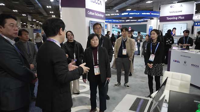 국회 과학기술정보방송통신위원회 최민희 위원장(더불어민주당)과 김현(더불어민주당)·최형두(국민의힘) 간사가 KBS 관계자에게 설명을 듣고 있다.