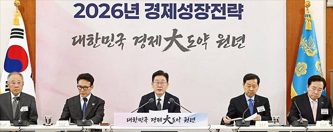 이재명 대통령이 9일 청와대에서 열린 ‘2026년 경제성장전략’ 국민보고회에서 첫머리발언을 하고 있다. /김범준 기자