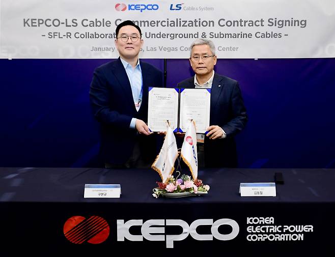 지난 6일(현지시간) 미국 라스베이거스 CES 2026에서 열린 ‘LS전선-한전, HVDC 자산관리시스템 공동 사업 계약 체결식’에서 구본규 LS전선 대표(왼쪽)와 김동철 한국전력 대표가 기념 촬영을 하고 있다. LS전선 제공