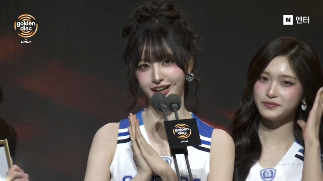 아이브 리즈가 수상 소감을 말하고 있다. / 네이버 연예