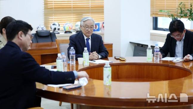 조남돈(가운데) 한국프로축구연맹 상벌위원장이 지난해 서울 종로구 축구회관에서 사회관계망서비스(SNS)를 통해 심판 판정에 불만을 제기한 거스 포옛 전북 현대 감독에 대한 징계 여부 논의를 위해 열린 상벌위원회를 주재하고 있다. /사진=뉴시스