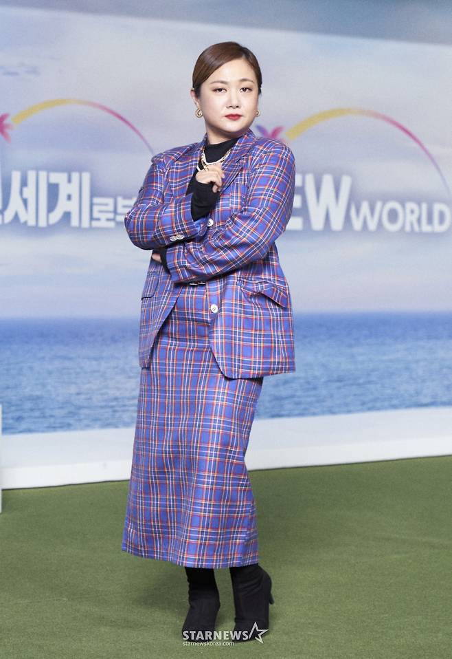 개그우먼 박나래가 17일 오전 온라인으로 진행된 넷플릭스 예능 '신세계로부터' 제작발표회에 참석해 포즈를 취하고 있다. '신세계로부터'는 누구나 꿈꾸는 세계, 유토피아에서 일어나는 예측불허의 사건들과 생존 미션, 대결, 반전 등을 펼치며 벌어지는 이야기를 담은 신개념 가상 시뮬레이션 예능이다. / 사진제공 = 넷플릭스