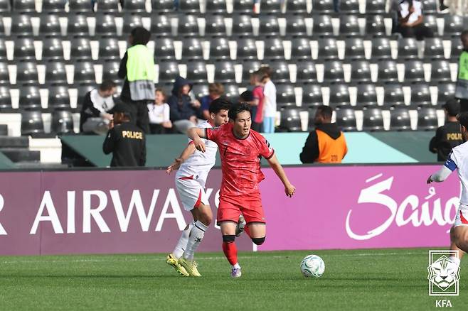 강성진이 10일 오후 8시 30분(한국시간) 사우디아라비아 리야드의 알 샤밥 스타디움에서 열린 2026 아시아축구연맹(AFC) U23 아시안컵 조별리그 C조 2차전 경기 중 드리블을 시도하고 있다. /사진=대한축구협회(KFA) 제공