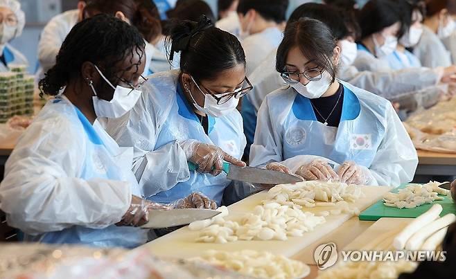 영남대 '사랑의 떡국 나눔' (경산=연합뉴스) 윤관식 기자 = 5일 경북 경산시 영남대학교 학생회관 식당에서 열린 '제5회 사랑의 떡국 나눔 행사'에 참여한 외국인 유학생과 영남대 봉사대 학생 등 100여명이 떡국 밀키트를 만들고 있다.
이날 만들어진 떡국 밀키트 660개는 경산의 어려운 이웃들에게 전달된다. 2026.1.5 psik@yna.co.kr