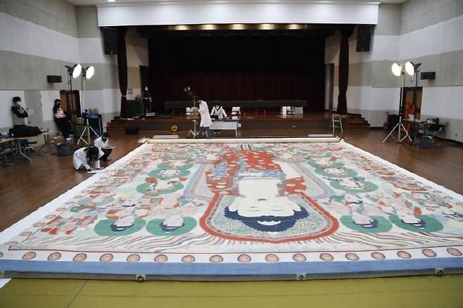 문화유산보존과학센터가 영산회 괘불도를 조사하고 있다. /국가유산청 제공