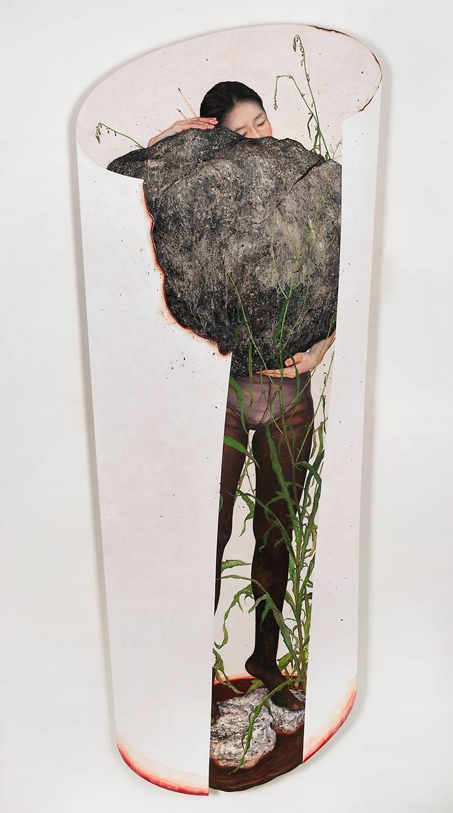 이진주作 ‘가볍고 무거운’