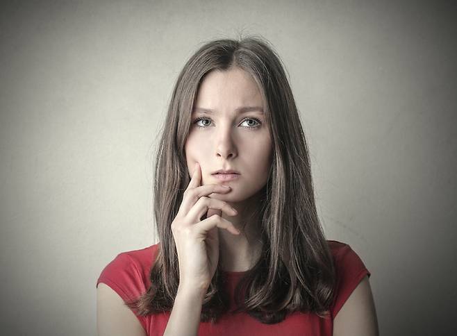 심리학 연구에 따르면 지난 대화를 반복해서 떠올리는 행동은 기분과 불안 수준, 사회적 자신감에 영향을 미칠 수 있으며, 반복될 경우 하나의 사고 패턴으로 굳어질 수 있다. 사진=게티이미지뱅크