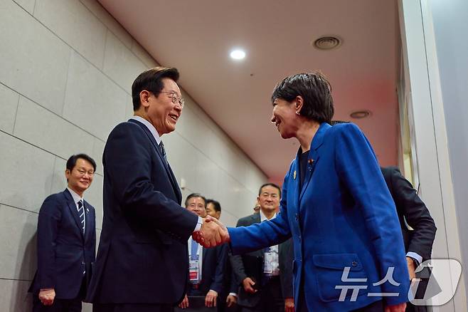 이재명 대통령과 다카이치 사나에 일본 총리가 지난해 10월 30일 경북 경주 APEC 정상회의장에서 열린 한일 정상회담에 앞서 악수하고 있다. (대통령실 제공. 재판매 및 DB 금지) /뉴스1 ⓒ News1 허경 기자