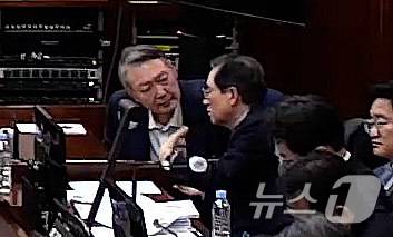 윤석열 전 대통령이 9일 오후 서울 서초구 서울중앙지방법원에서 열린 내란 우두머리 혐의 1심 결심 공판에 출석해 변호인과 대화를 나누고 있다. (서울중앙지방법원 제공 영상 캡쳐. 재판매 및 DB 금지) 2026.1.9/뉴스1