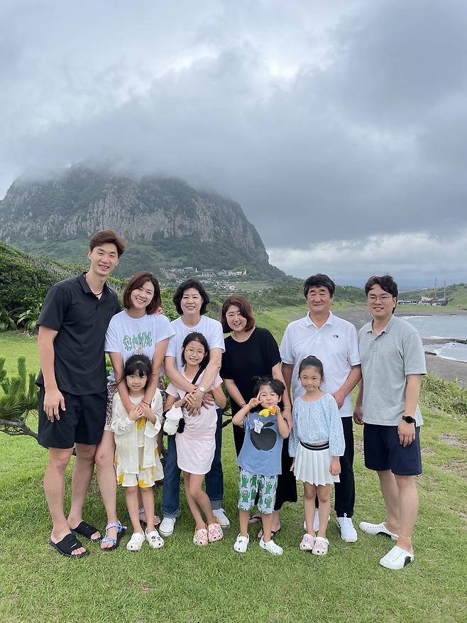 신치용 감독의 가족 여행 사진. 딸 신해인과 사위 박철우 사이의 두 손녀는 현재 배구선수로 뛰고 있다. 신치용 제공