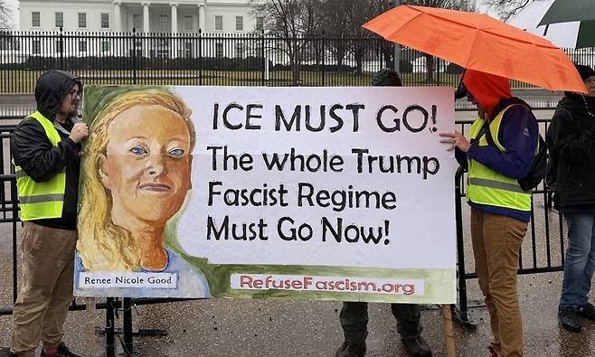 10일(현지시각) 미국 워싱턴 라파예트 광장에서 열린 미국 이민세관단속국(ICE)에 반대하는 시위. 단속국 총에 숨진 러네이 니콜 굿의 초상화. 워싱턴/김원철 특파원