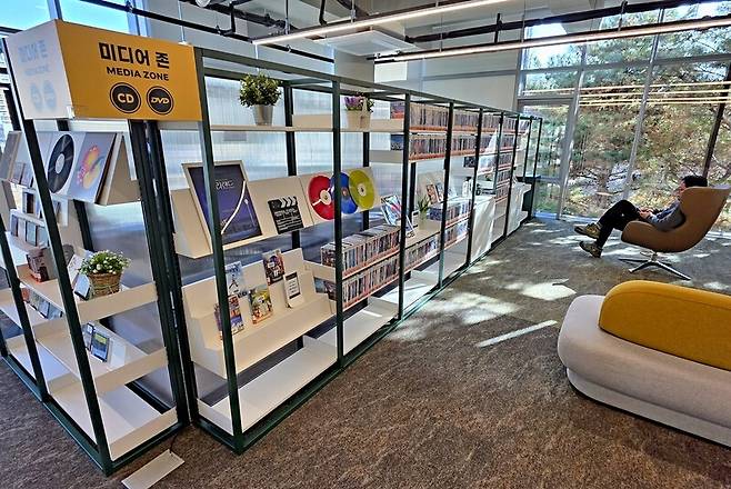 경기 파주시 문산도서관 3층 미디어존에 디지털비디오(DVD), 음악 시디(CD) 등이 진열돼 있는 모습. 잠금형이 아닌 개방형 서가 구조여서 오가는 시민들 누구나 이용할 수 있다. 송상호 기자