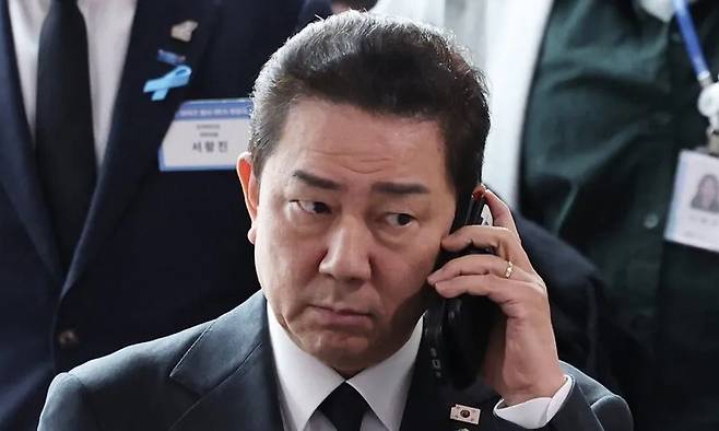 김병기 더불어민주당 원내대표가 29일 오전 전남 무안군 무안국제공항에서 열린 1주기 추도식에 참석한 뒤 이동하며 통화를 하고 있다. 백소아 기자 thanks@hani.co.kr