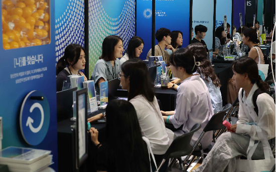 서울 한 대학교에서 취업준비생들이 기업 부스에서 상담을 받고 있다. (사진=매경DB)