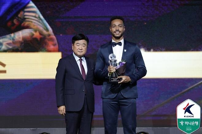 리그를 가리지 않고 탁월한 결정력을 뽐낸 모따(사진 오른쪽). 사진=한국프로축구연맹