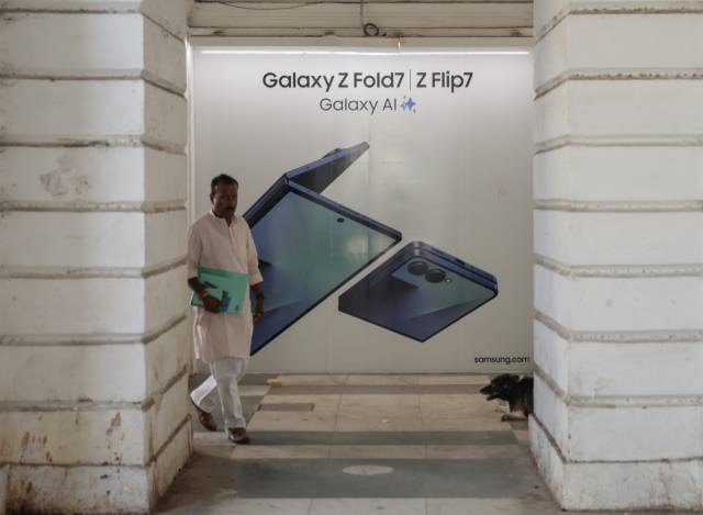 인도 뉴델리에서 한 남성이 삼성 휴대폰 광고 포스터 옆을 지나가고 있다./EPA연합뉴스