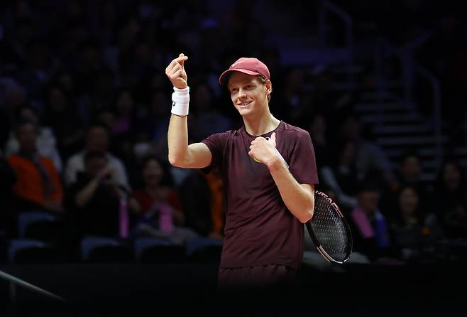 10일 인천 인스파이어 아레나에서 열린 현대카드 슈퍼매치14. 이탈리아 얀니크 신네르가 스페인 카를로스 알카라스를 상대로 경기를 펼치던 중 팬들에게 손하트를 보내고 있다. 2026.1.10 hama@yna.co.kr 연합뉴스