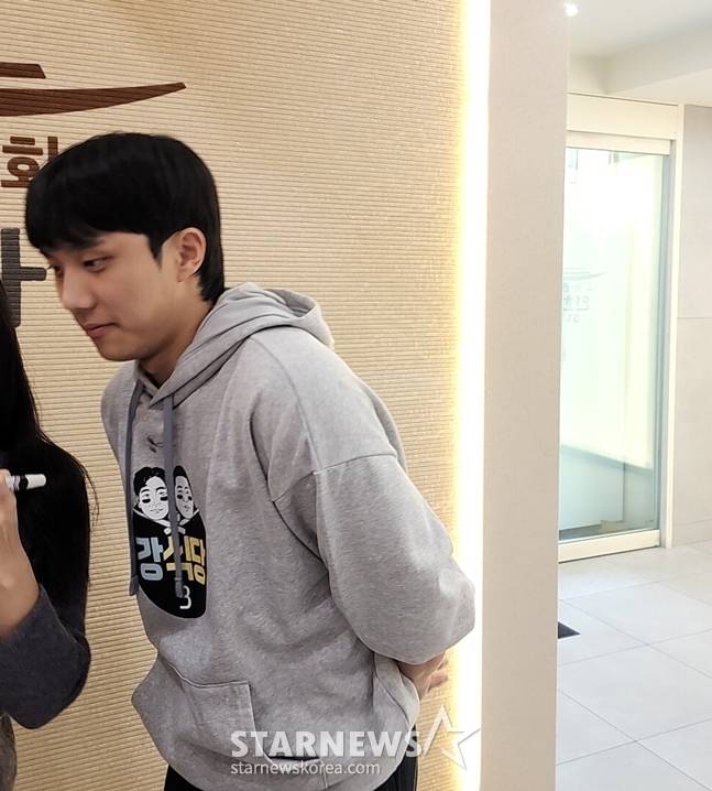팬들과 사진을 찍고 있는 이재현. /사진=박수진 기자